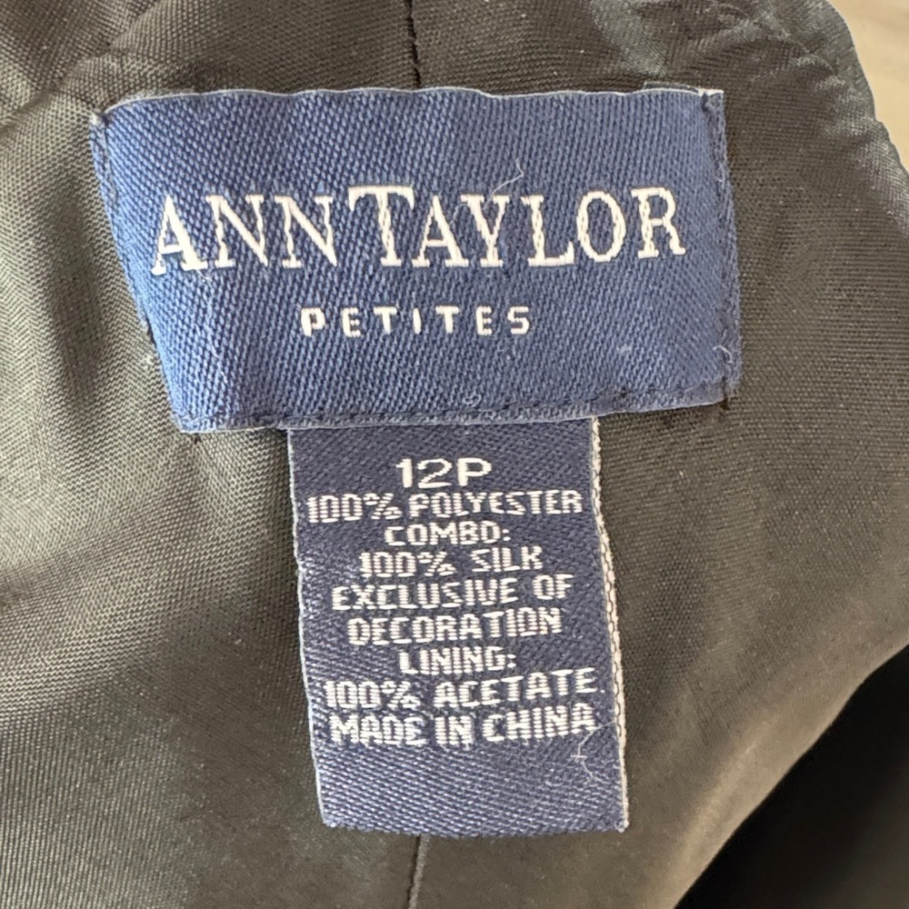 Vintage Ann Taylor Black V Neck Dress with Flower Detailing Petite Size 12 - Picture 2 of 6